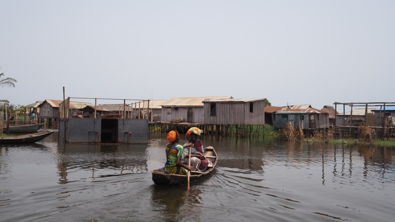 Femmes sur une pirogue dans les villages lacustres
